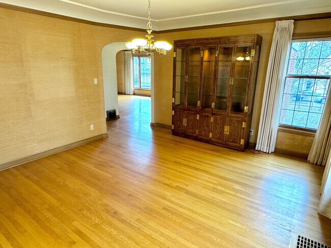 Building Photo - Alameda Neighborhood Pristine Tudor Home, Downtown Views, All The Amenities - A Must See!