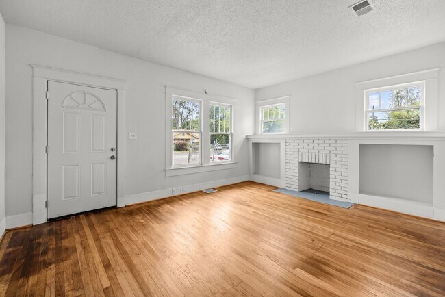 Building Photo - Move-in Special: Receive a $300 gas card with approved application and signed lease.-1609 Jeffers...