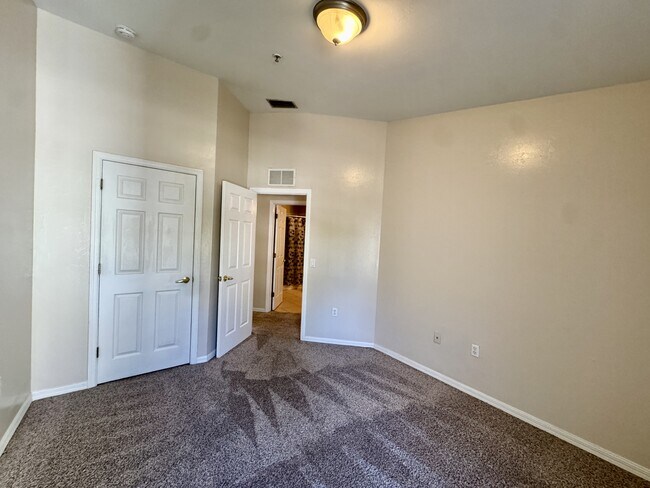 Building Photo - 912 Hampton Cir