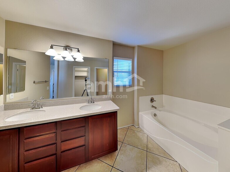 Building Photo - 4816 S 23rd Dr