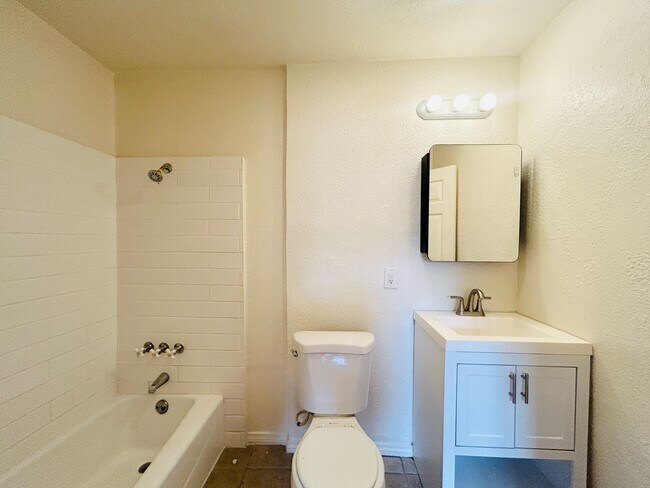 Building Photo - 1102 Westerly Terrace