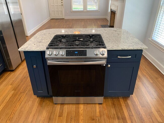 Building Photo - 819 San Antonio Ave