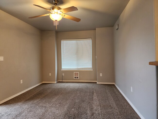 Building Photo - 912 E Georgia Ave