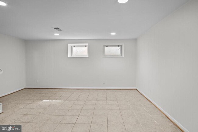 Building Photo - 3305 S Wakefield St