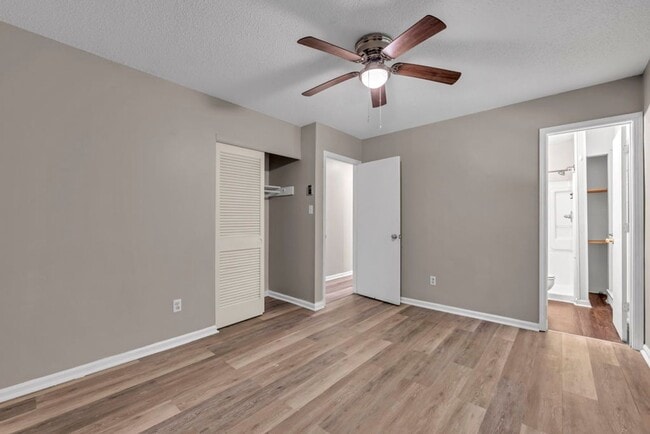 Building Photo - $2200 — 4 bedroom 2 bath House Student and...