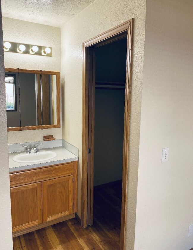 Building Photo - Silverton Duplex #13146