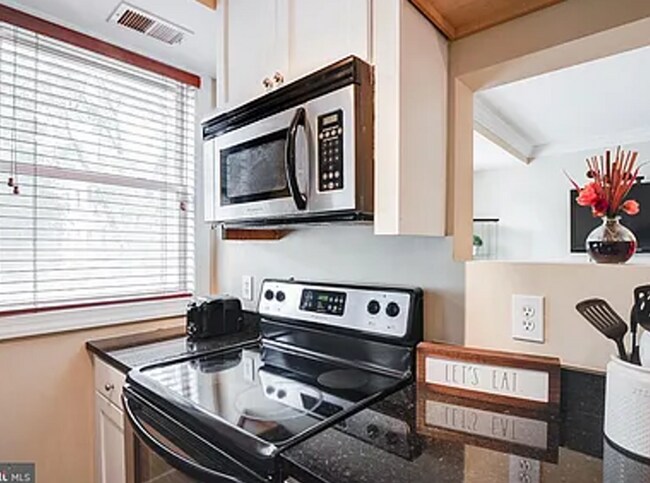 Building Photo - Amazing 2 bedroom/ 1 Bathroom unit with plenty natural light