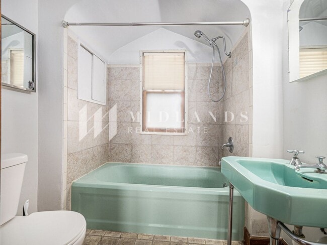 Building Photo - Vintage Charm in Little Italy