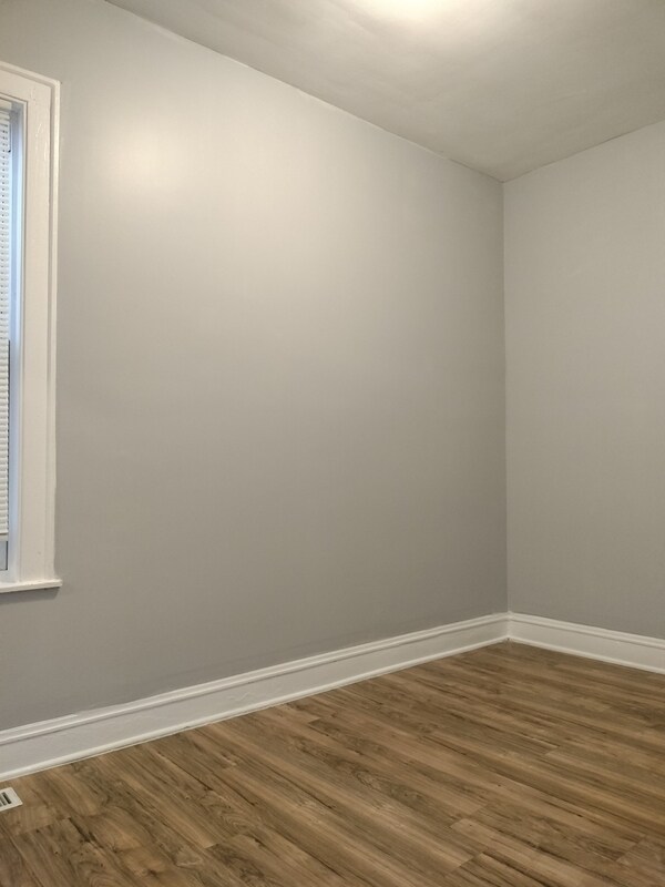 Building Photo - 705 E 92nd St