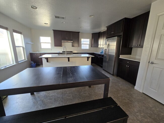 Building Photo - Stunning 3BR 3.5 BATHROOM House in Hayward