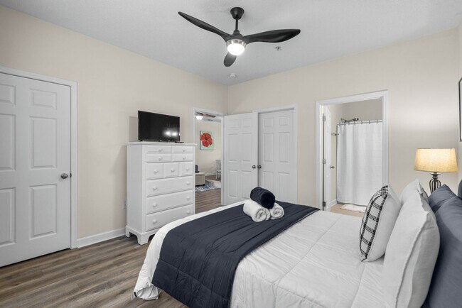 Building Photo - “Snowbird & Mid-Term Rental – 2BR Barefoot...