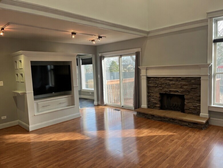 Building Photo - 203 Spring Point Dr