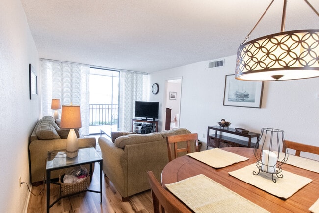 Building Photo - 1000 Cove Cay Dr