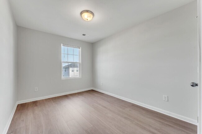 Building Photo - Stylish 3BR, 2.5BA Townhome with Loft and ...