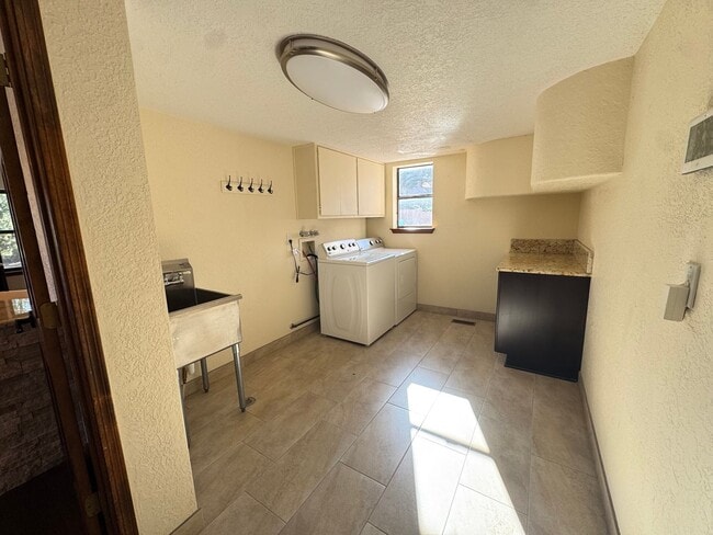 Building Photo - Glenwood Hills Luxury Home