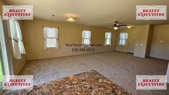 Building Photo - Wentworth Rd South - 4 Bedrooms 2.5 bathrooms, 3 car garage and large fenced yard