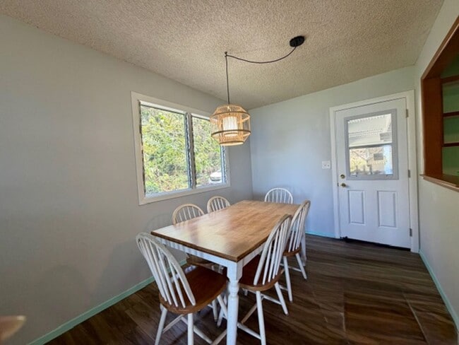 Building Photo - Charming 3 bedroom 2 bathroom House