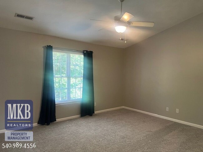 Building Photo - Luxurious 4 Bd/3.5Ba home located in The G...