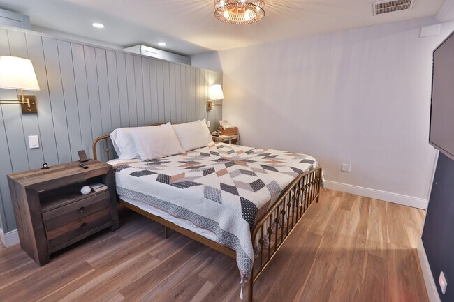 Building Photo - 16322 Southampton Dr