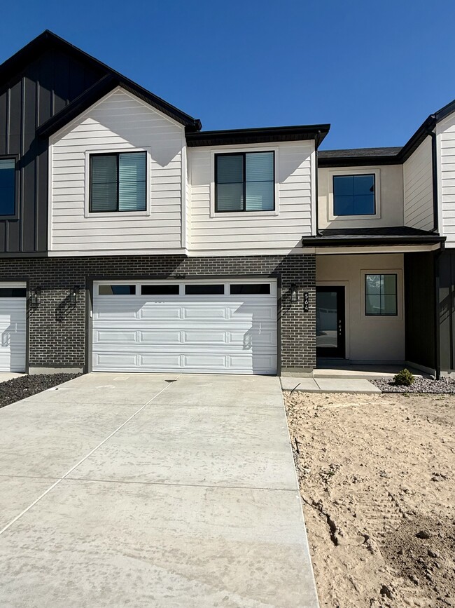 Building Photo - 564 1860 N