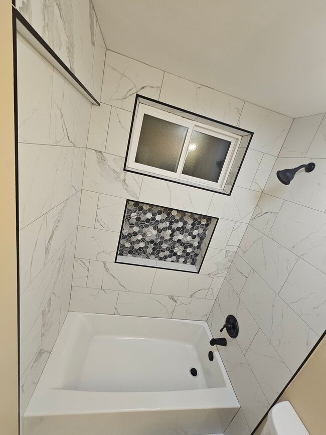 Building Photo - Encinitas Renovated Two Bedroom Apartment