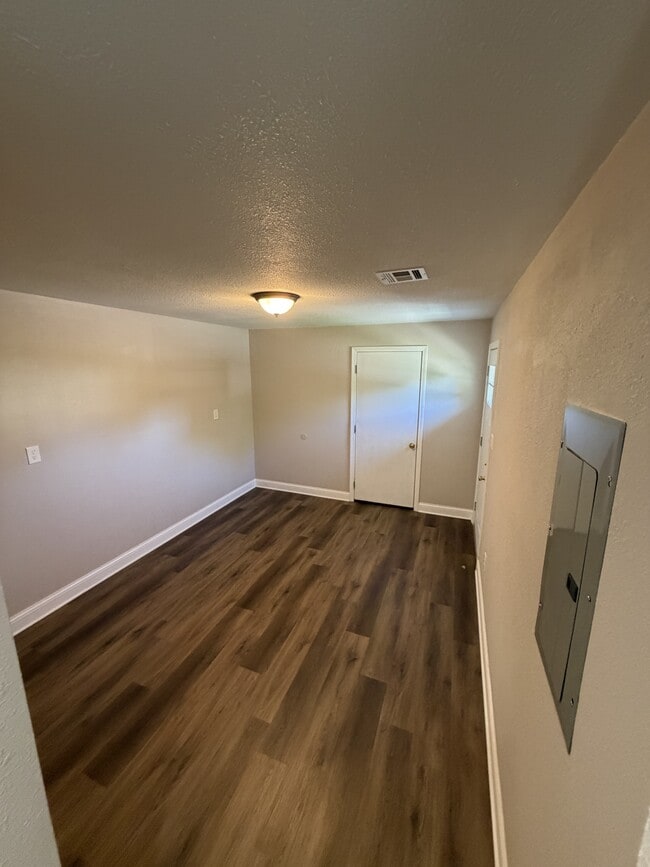 Building Photo - 1557 N Volutsia