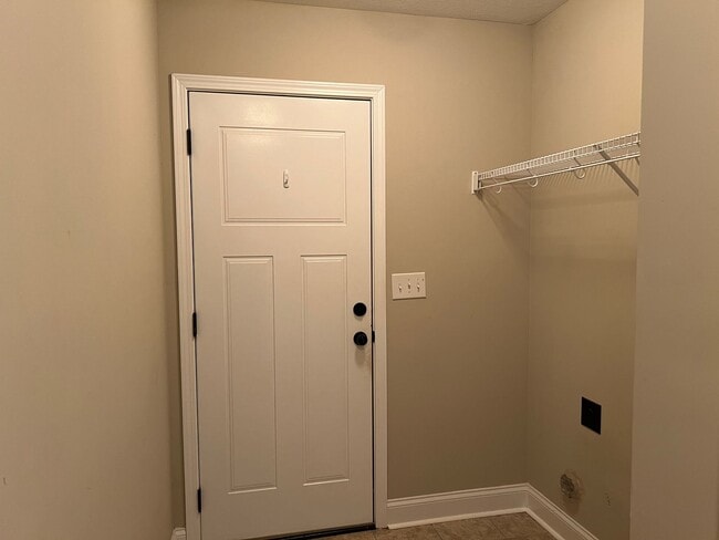 Building Photo - Beautiful Home that looks Brand New / First Full Month's Rent FREE with a 13 Month Lease!!