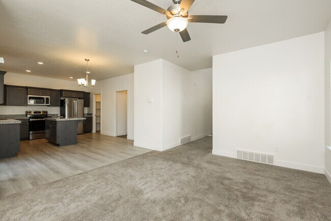 Building Photo - 4762 E Lk Cor Dr