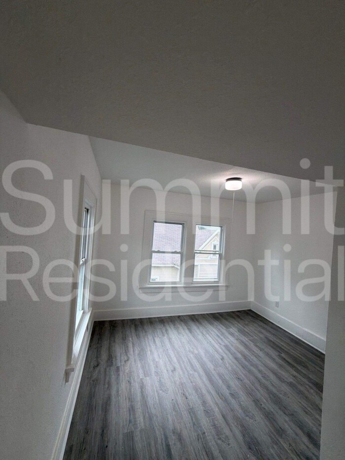 Building Photo - 1422 10th St