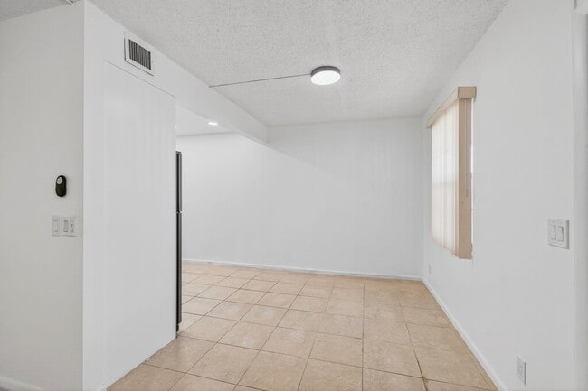 Building Photo - 2024 Hythe B