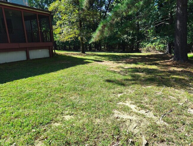 Building Photo - Inviting Townhome in Sterling with Spaciou...