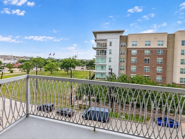 Building Photo - 10401 Town & Country Way