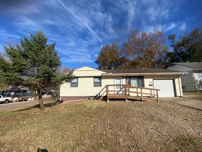 Building Photo - 4000 SE Mercier St