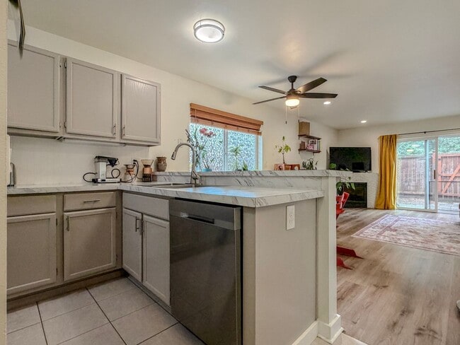 Building Photo - 2 bed/2.5 bath Townhome with Bonus Loft Space in North Seattle, $2,600/mo.