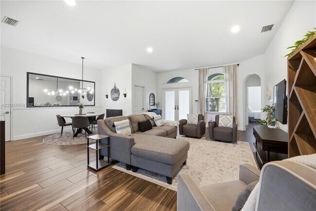 Building Photo - 2615 SE 5th Ct