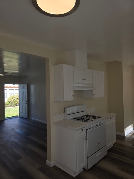 Building Photo - 15726 Halldale Ave