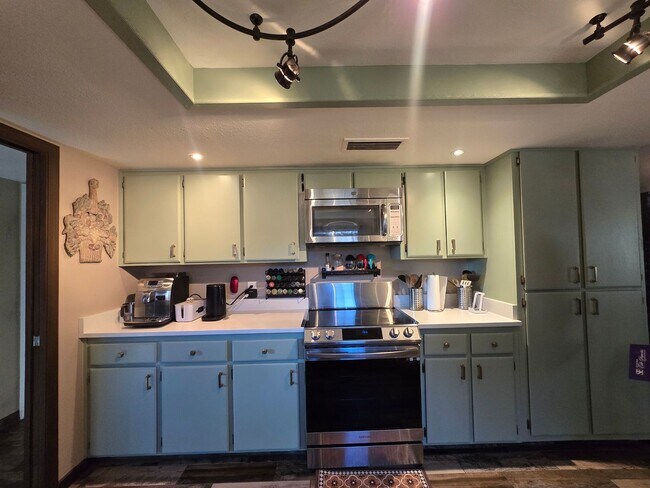 Building Photo - Furnished, 3 - 12 Month Rental Opportunity