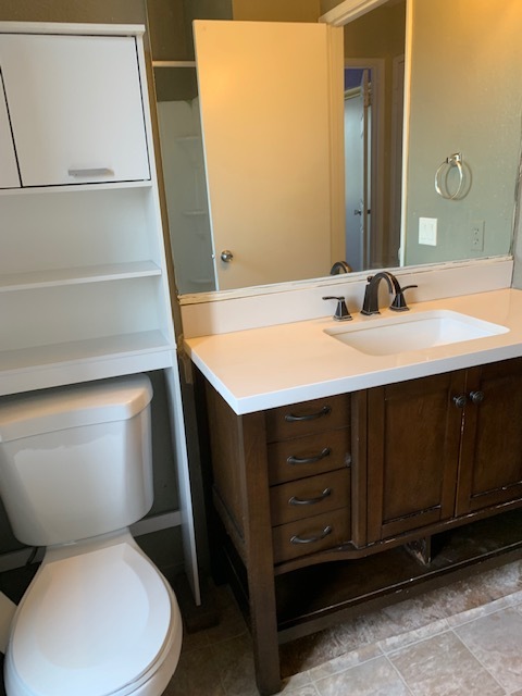 Full bath - 5101 Glide Dr