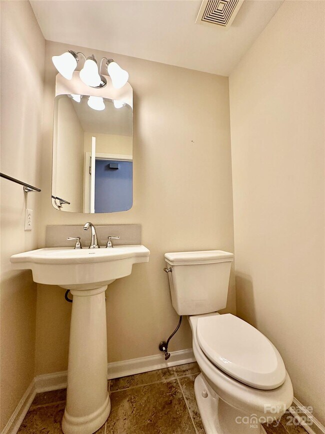 Building Photo - 126 Lake Davidson Cir