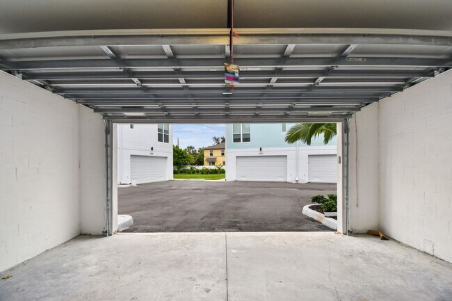 Building Photo - A charming coastal townhouse, just minutes from downtown St. Pete!