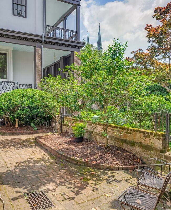 Building Photo - Renovated 2 Bedroom Carriage house off Lafayette Square