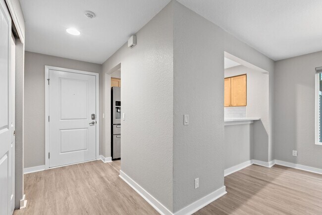 Building Photo - Bright Beacon Hill Condo in Secure Gated C...