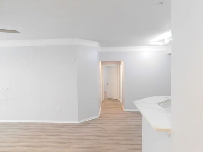 Building Photo - Renovated Ground Floor 2 Bed 2 Bath Condo....