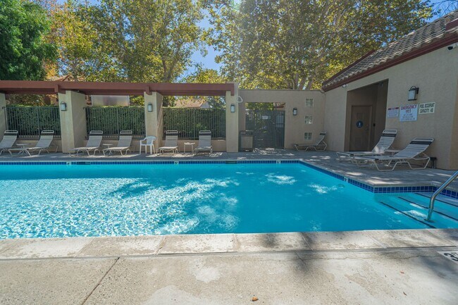 Building Photo - 2-Bedroom Townhouse with Community Pool & ...