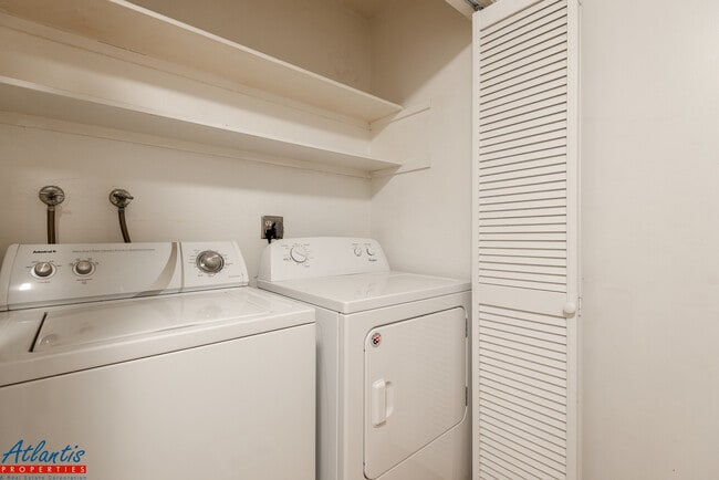 Building Photo - Spacious Evergreen Townhouse | New Interio...