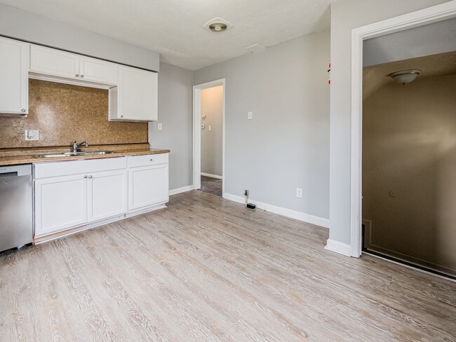 Building Photo - Welcome to this charming 3-bedroom, 1-bath...