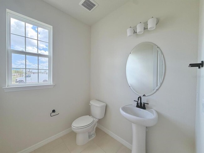 Building Photo - 6985 Oak Commons Way