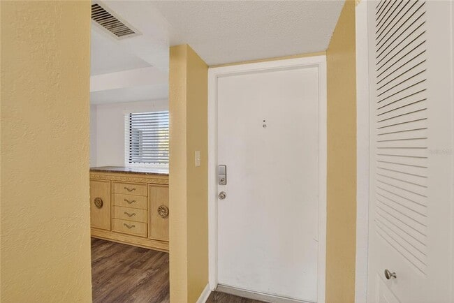 Building Photo - 2900 Cove Cay Dr