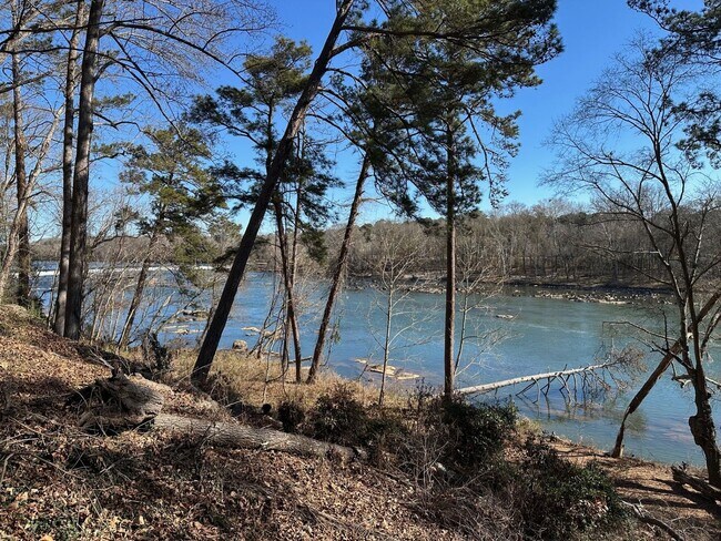 Building Photo - Great Location with a River View!