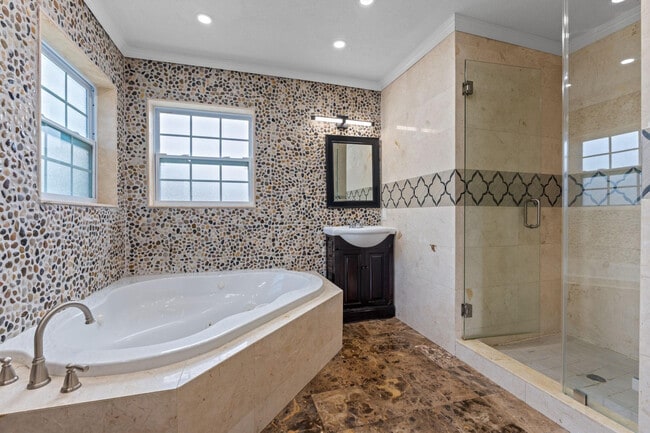 Building Photo - 7803 NW 70th Ave